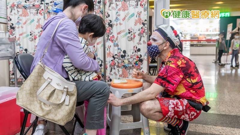 臺大醫院全力協助兒童及青少年施打新冠BNT疫苗，邀請紅鼻子醫生駐點疫苗施打站，打造溫馨友善疫苗環境。