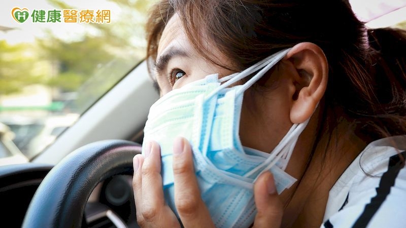 研究表明，社會支持可以有效降低焦慮。社會支持包括情感性的(滿足情感需求，如愛、關心)、工具性的(滿足實際需求，如獲得資源)，以及資訊性的(心理相關專業人士，以及家人、朋友或教會等支持團體的陪伴)。