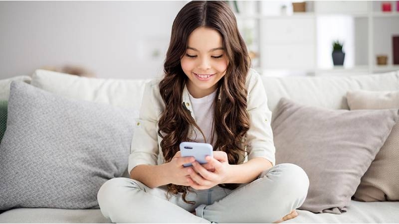  為孩子添購手機不再只是預算問題，父母還必須事先教導他們如何在網路世界中「安全生存」。