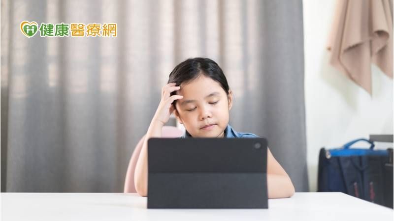 視訊上課是防疫的產物，效果當然會比較差，也會影響到人際互動，建議家長最好和孩子一起制定行程表，雙方遵守，一起度過視訊上課的日子。