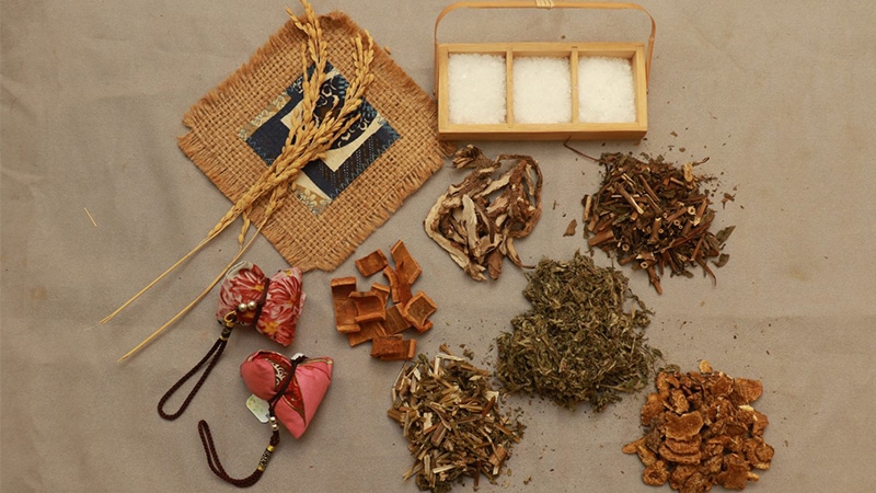 鄭群耀表示，中藥外用方「早預防、扶正氣、重祛邪、防傳變」四面向，預防新冠病毒。（圖源：中華日報記者徐義雄攝）