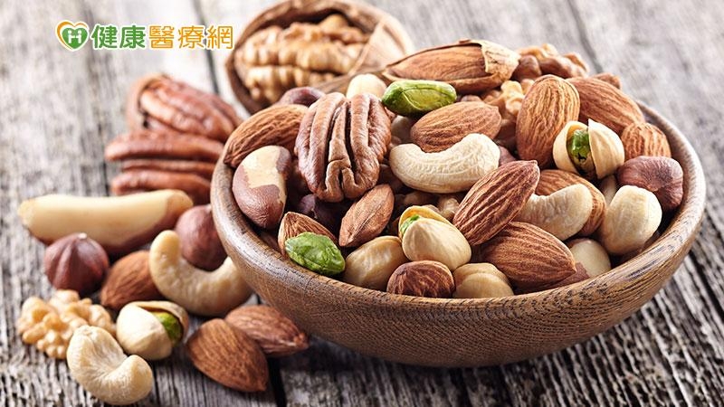 根據流行病學研究不管是男女、年輕或年長、血壓正常或有高血壓，體重多寡或是否有抽菸、運動，吃堅果都對心血管疾病有保健效果。
