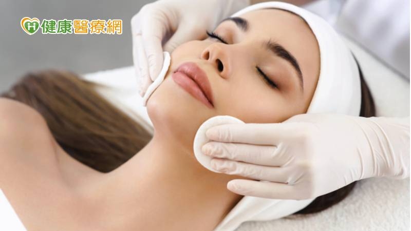 一到夏天，容易油光滿面，過了中午就開始脫妝，甚至臉和背狂冒痘痘粉刺，這兩年加上新冠疫情，口罩變成日常生活標準配備，但口罩同時也會更加惡化出油和痘痘。