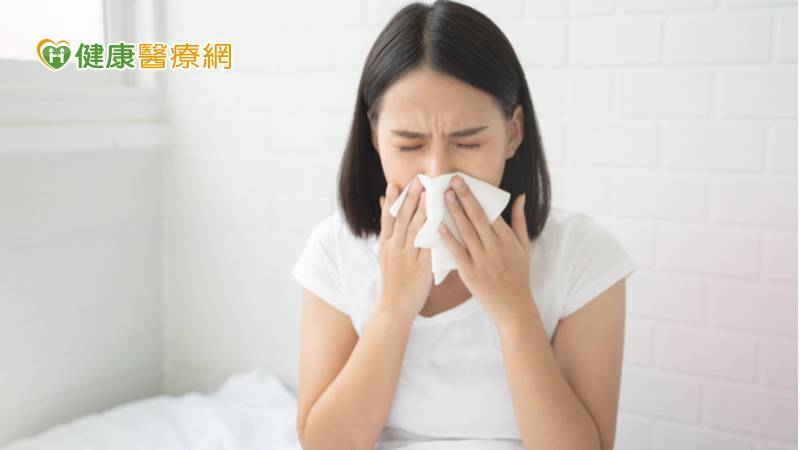 慢性鼻竇炎的治療包括鼻腔沖洗（俗稱洗鼻子）、類固醇鼻噴劑、口服類固醇、抗生素、白三烯調節劑（antileukotriene agents）及內視鏡鼻竇手術。