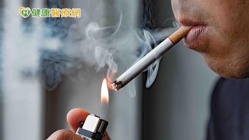 英國牛津大學研究發現，吸菸者感染新冠病毒住院風險，為不吸菸者的1.8倍。