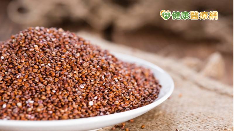 食藥署提醒民眾，購買藜麥時應選擇信譽良好的商家，並認明外包裝標示；購買後應避免貯存於潮濕環境，可置於密封罐、袋內，或存放於冰箱維持低溫，並儘早食用完畢。