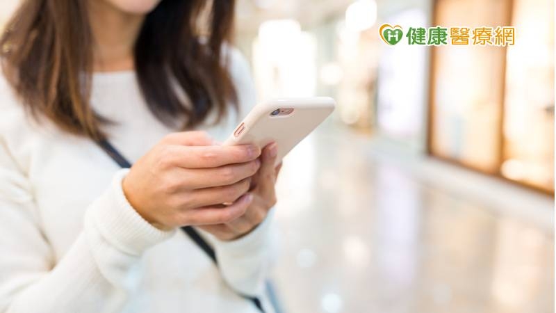 根據2022年4月發表於《實驗心理學應用期刊》的研究指出，每日減少使用手機38分鐘以上，有助於提升生活滿意度並增加體能活動。