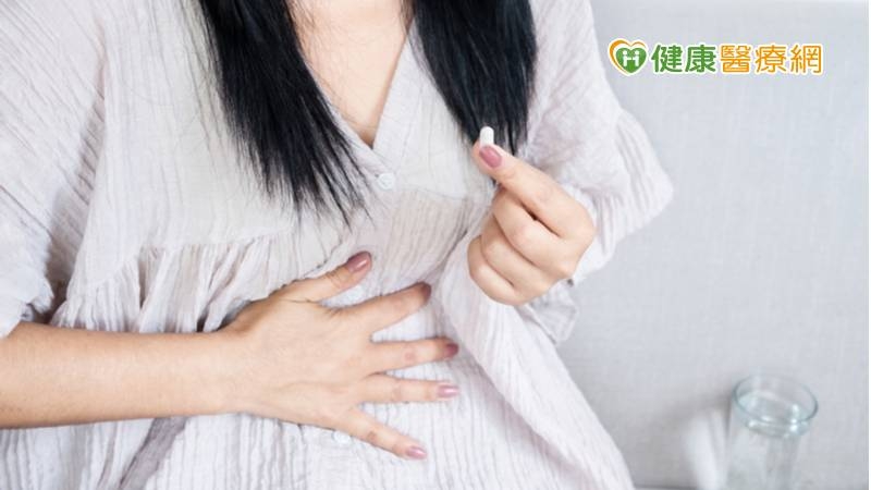 在不良反應方面，Paxlovid在臨床研究中發現有味覺障礙、腹瀉、高血壓和肌肉痛；Molnupiravir則是觀察到腹瀉、噁心、暈眩等。