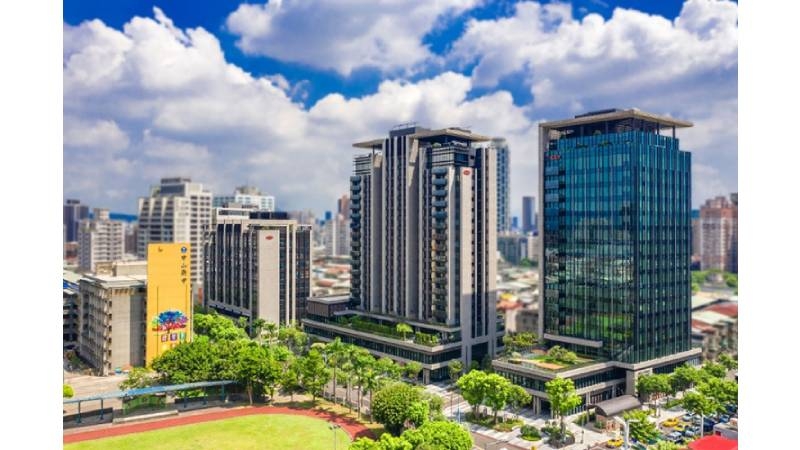 新光新板傑仕堡（圖中棟）週邊三鐵共構交通便利，生活機能完善，一次滿足食衣住行育樂醫七大需求。（圖／業者提供）