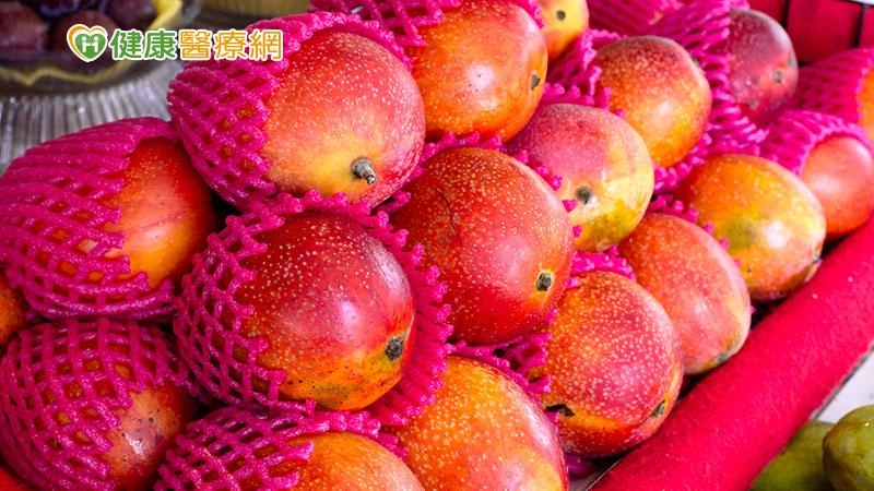 楊淑媚建議，可以吃芒果、鳳梨等酸性水果，及4款去濕茶飲改善。