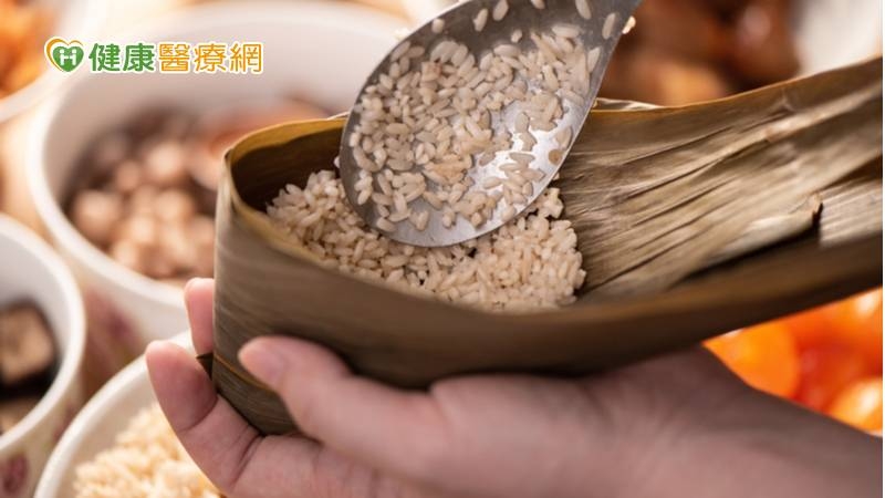 食藥署叮嚀，粽子包好後要儘速蒸煮，蒸煮後立即冷卻並放入冷藏或冷凍保存，才可避免微生物孳生，確保食用安全。