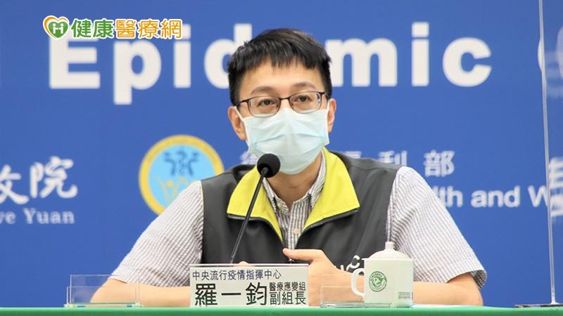 醫療應變組副組長羅一鈞表示，根據國外統計數據，目前觀察之下認為確診BA.4及BA.5之個案，中重症比例並無上升跡象，症狀也與BA.1、BA.2相差無幾，甚至有些研究指出，症狀相較BA.1、BA.2更為輕微，「大家不用過度擔心」。