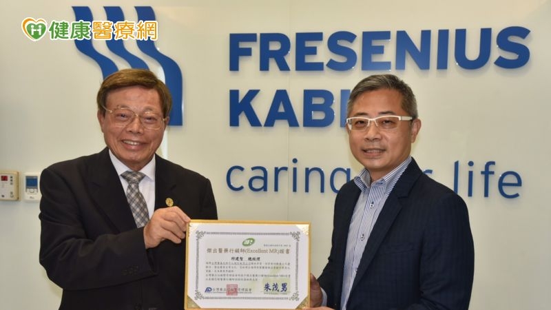 TPMMA理事長朱茂男一行人今日前往台灣費森尤斯卡比公司，頒發傑出MR證書給該公司邱建智總經理