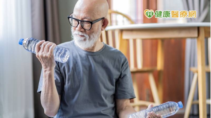 運動建議9個動作包括:「步行、扭毛巾、舉水瓶、起立坐下、上下樓梯、邊拍氣球、走8字步、手臂向上、腿部伸展」，其中長者在家運動時家人一同訓練更好。完成此訓練方案後，可提升長者的肌力、平衡感、靈活度及心肺功能。