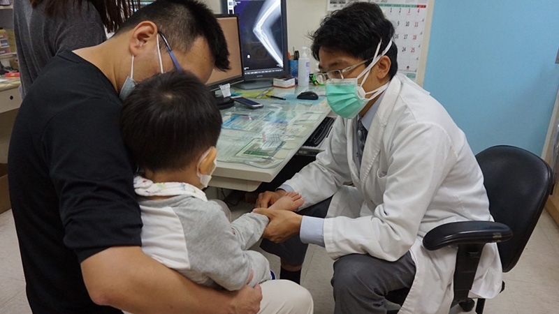 黃俊傑表示，髖關節發育不全越早發現治療，預後越好。（圖源：中華日報記者曾芳蘭拍攝）