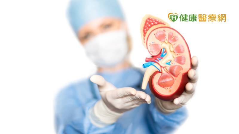 活體配對過程比較繁複，需要來醫院多次檢查與門診訪談，在疫情蔓延下，台灣與緬甸的航班不定時會停飛，在移植小組護理師與社工室奔走協助下，使得捐贈手術得以順利完成。