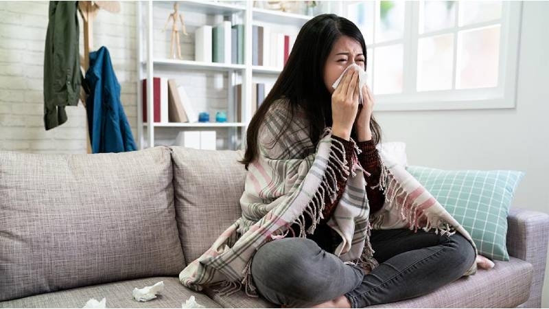 Omicron等病毒性疾病往往會使患者感覺很不舒服，但過敏並不會帶來這種感覺，過敏也不會讓人發燒或肌肉酸痛。圖片取自:（示意圖123rf）