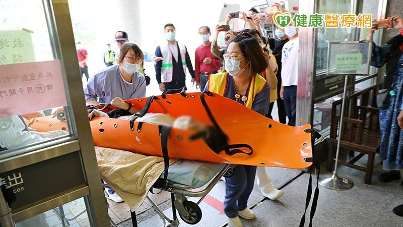 從前急重症患者只能靠救護車翻山越嶺到台北就醫，延誤救援時機，民眾就醫的權利也因外在因素而喪失，有的繳不起醫藥費、只能眼睜睜看著心愛的家人因無法獲得完善的醫療資源而失去珍貴生命，而在花蓮慈濟醫學中心成立後，換成醫護人員發下大願，盤山過嶺來到花蓮，成為守護花東地區民眾生命、健康的要角，也在近年花蓮災難頻傳的艱難時機，肩負重任於第一線搶救傷患。