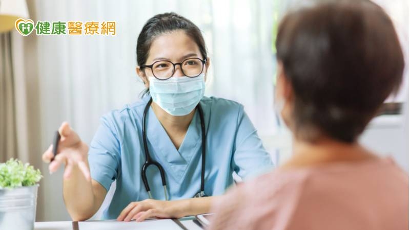 中央健康保險署和衛生福利部各司署自110年12月起共同推動「COVID-19染疫康復者門住診整合醫療計畫」，讓確診解除隔離後6個月內之康復者，如有新冠肺炎衍生之不適症狀，可經由各參與醫院個案管理師協助掛號診療。