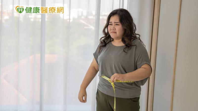 營養師程涵宇表示，研究發現，一般成人平均每年會增加0.5-1公斤，雖然數據看起來無害，但若換算成10年，等於額外增加5-10公斤！