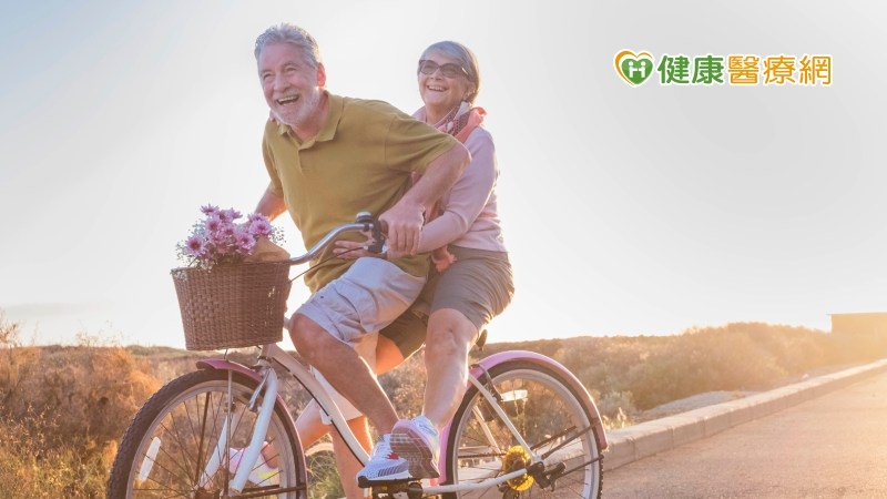 想像或分享自己熟齡後各式各Young的生活情景與Young貌，以及如何實踐熟齡心樂活的生活，鼓勵自己或你的長輩保持Young 心態。