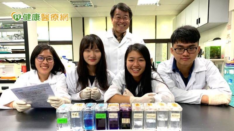 具有多項醫藥發明專利的何教授就是一路走著斜槓跨域的路，他提醒即將進入大學的新鮮人，現在考上的學系是學涯中的第一個學位，以後還要隨時進修更多的知識，這就是斜槓跨域。