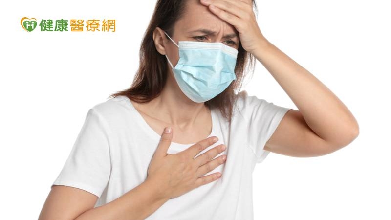 施女士過去無任何慢性疾病，新冠肺炎確診後，雖然已解隔離，但感到容易疲倦，說話活動時易喘，且會有心悸、胸悶感，經中藥與針灸兩週，症狀都已改善。