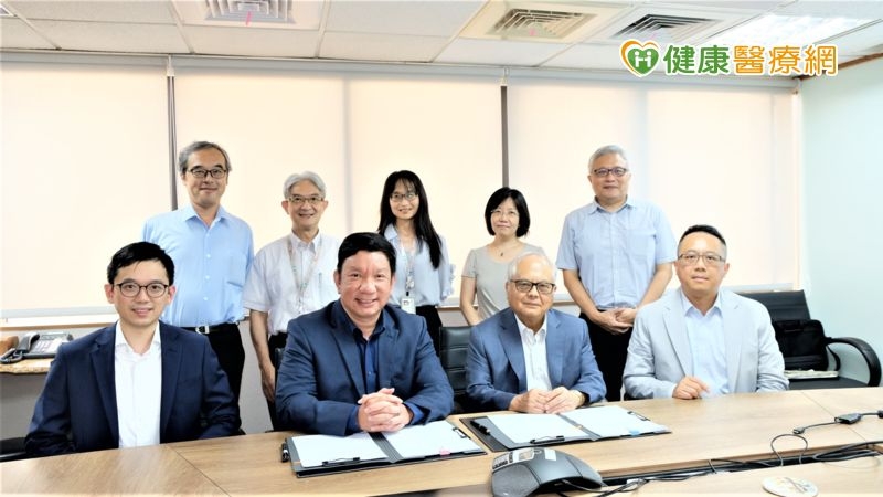 友華生技取得瓴路愛迪思淋巴瘤新藥台灣及新加坡代理權。昨天由友華董事長蔡正弘（前右二）與瓴路愛迪思首席執行官許建恩（前左二）簽定合約，並與團隊合影。照片提供／友華生技