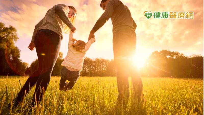 那些曾經能做到延宕滿足的孩子，之所以在長大後獲得成功，不是因為他們自制力有多好，而是因為其家庭與所處環境讓他們心理上獲得了持續的穩定感。