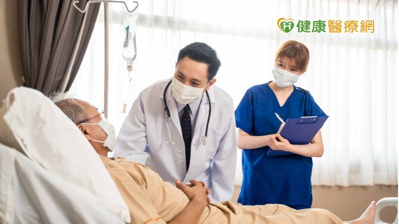 ERAS術後加速康復照護，是以病人的手術快速恢復為中心，所發展出的跨團隊整合照護模式，透過事前的身體狀況調整、術前飲食指導、術中的精密監測及精準用藥，以及術後多模式止痛處置與床邊復健等，可幫助病人減少疼痛、快速康復並提早出院。