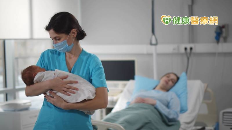 足月孕婦如果染疫，但在隔離期間出現明確的產兆，則必須要盡速就醫