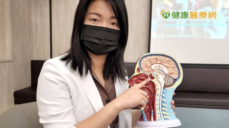 奇美醫學中心神經外科主治醫師李瑤琳說明：腦下垂體部位的腫瘤多為良性，但若逐漸長大時，周邊的重要神經與血管都恐會被腫瘤包覆或壓迫，故應儘早就醫治療