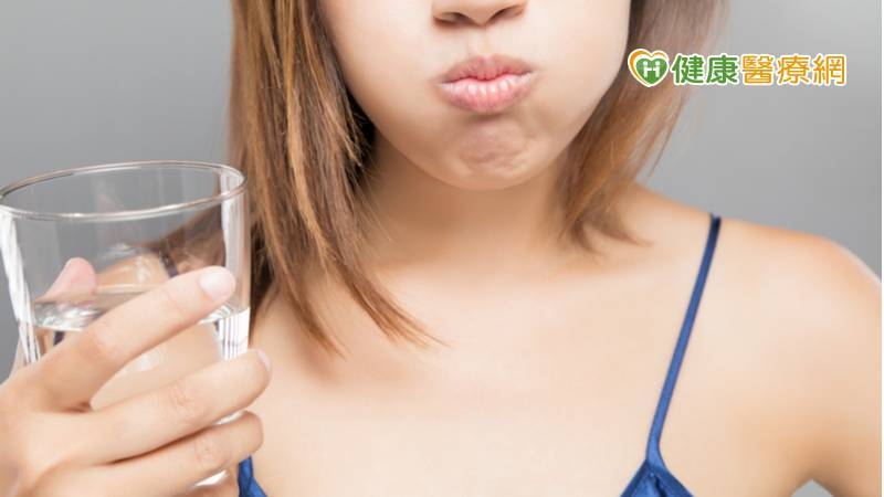 對新冠病毒潛伏期、無症狀、輕症或發病中的患者，使用含碘（Povidone-iodine）、精油類、Chlorohexidine（CHX）或是生理食鹽水漱口60秒以上，都能降低口腔70%~90%的病毒量達15~45分鐘以上。