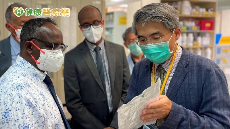 高醫國際醫療中心主任蕭世槐（右）帶領參訪團參觀藥學部的藥品調劑，特別是藥袋上應印製之訊息。