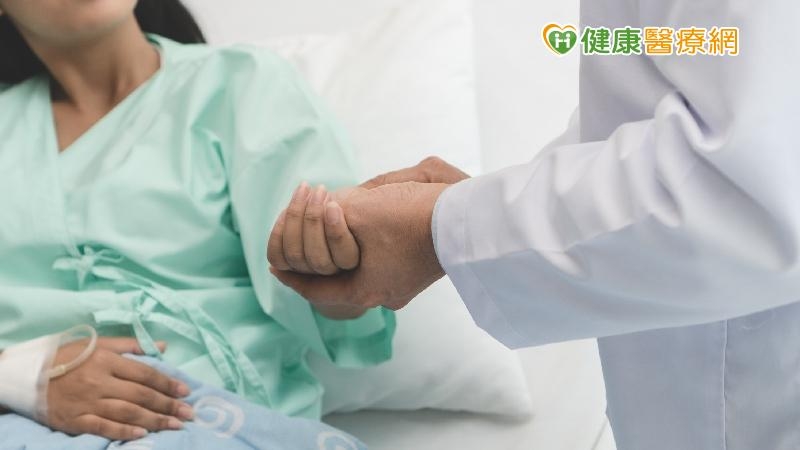 「術後加速康復照護」（Enhanced Recovery After Surgery）簡稱ERAS，是以「幫助病人手術後快速恢復」為中心所發展出的跨團隊整合照護模式，透過事前的身體狀況調整、術前飲食指導、術中的精密監測及精準用藥，以及術後多模式止痛處置與床邊復健等。