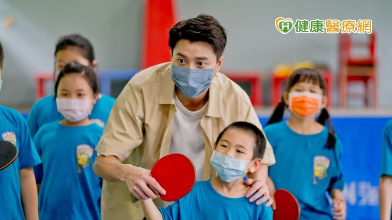 江宏傑擔任佳格以愛灌鈣愛心大使送愛到偏鄉小學，至新北市永定國小與學生互動。