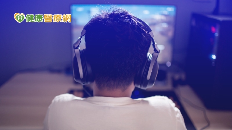 「網路色情成癮」，其特徵為透過虛擬網路性活動，導致一個人的生理、心理、社會層面產生嚴重消極後果，屬於網路成癮中常見的型態之一。