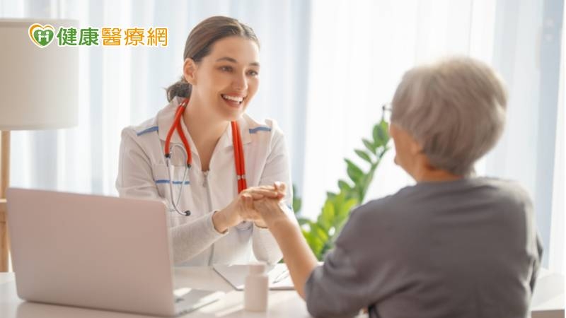 特定疾病配方食品不是藥品，對於疾病並不會有治療效果，也不適合一般人食用，須經專業評估，將其他食品和所吃的藥品一起併入評估後食用。