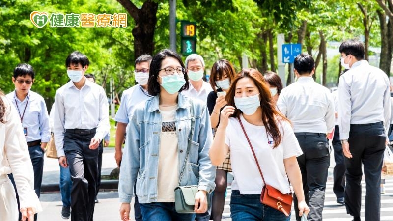 陳秀熙推估，目前台灣BA.5病例占比約為20％，而國際上BA.4、BA.5的病例占比趨勢，從20%升至40%約需26天，從40%升至60%則需要11天，因此推算BA.4、BA.5在台灣的流行時間點，應會落在8月中旬到8月底之間。