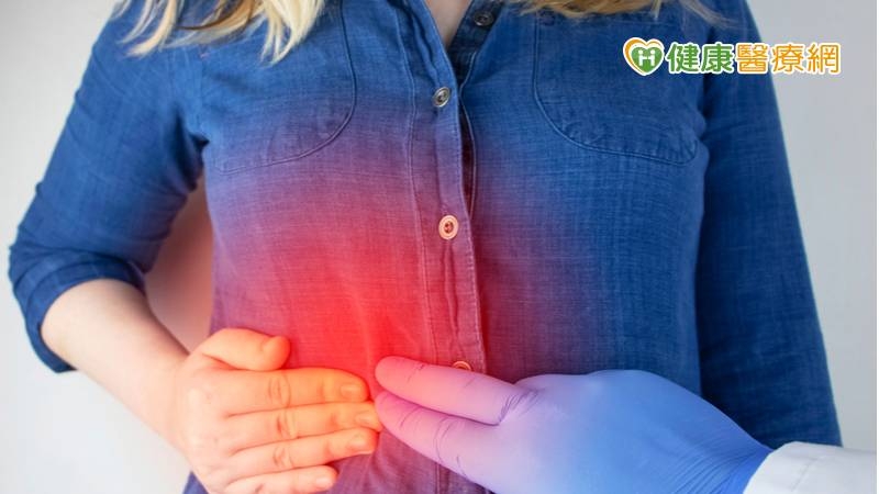 王女士上個月車禍斷了7根肋骨，PCR陽性被送到新冠肺炎專責病房，她自訴連呼吸都在痛，住了7天轉陰後才終於進行微創肋骨手術，