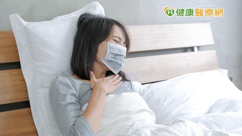 31歲的葉小姐染疫痊癒後（圖非本人），即便做簡單的家事都會讓她喘不過氣甚至不斷心悸，只能臥床靜養，在尋求萬芳醫院傳統醫學科後，得知早些年控制住的氣喘隨確診後再度復發，所幸在中醫調養下有所好轉。