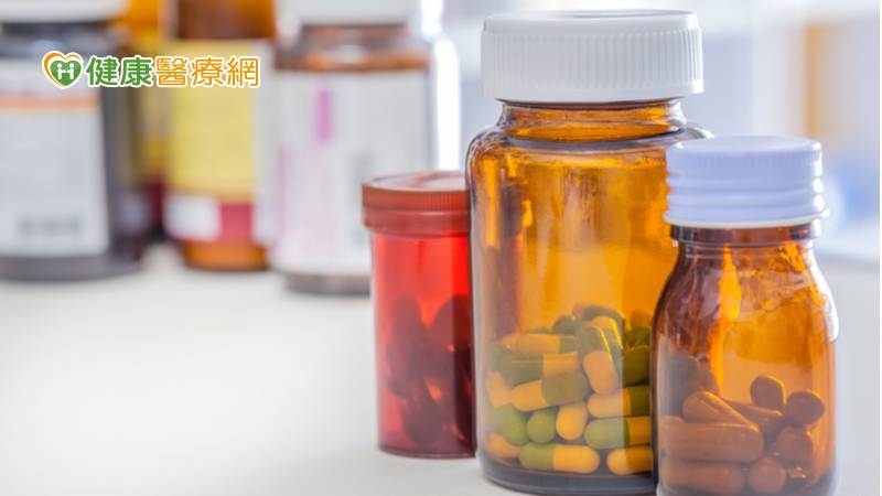 臺北市立聯合醫院和平院區的陳映蓉藥師指出，一般藥品需存放於室溫下，避免陽光直射或濕熱環境中，除非藥袋、藥罐容器上特別標示，或是藥師有特別提醒，才需冷藏（2-8℃）保存。