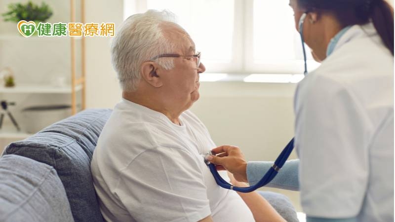 疫情讓我們戴起口罩，隔離人與人的距離；但居家照護卻縮短彼此距離，讓家人的情感更加緊密。