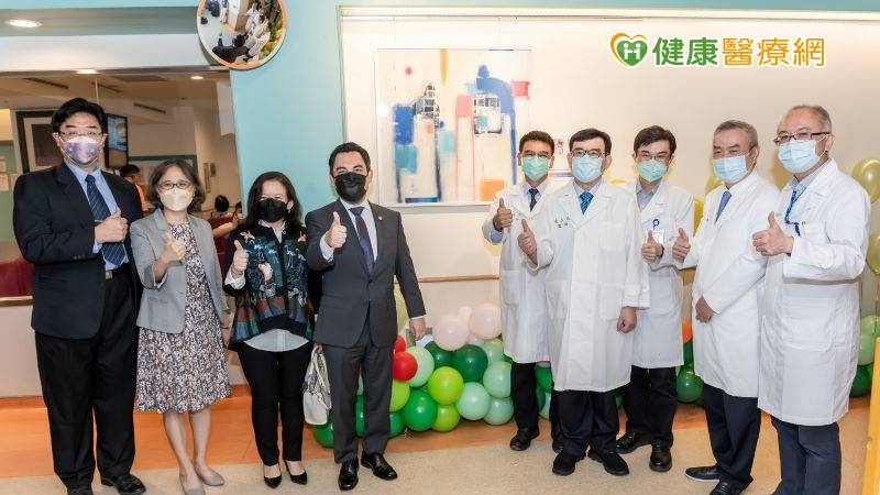 瓜地馬拉駐台大使葛梅斯先生，鑑於台瓜兩國邦誼友好，且與本院共同在瓜國執行「運用醫療科技提升孕產婦及新生兒保健功能計畫」，爰表達盼於展覽結束後捐贈卡德納斯的作品予本院以表謝忱。