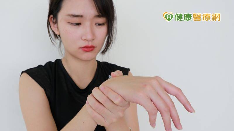 腕隧道症候群是指正中神經行經手腕時，被周圍腫脹增厚的肌腱軟組織等擠壓，造成神經支配的大拇指、食指、中指以及無名指有麻刺針扎感，嚴重時甚至會延伸至掌面、手背、手腕處。