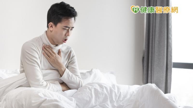 「三伏貼」是一種穴位敷貼療法，利用1年之中陽氣最為充足的時節，以藥餅敷貼在合適穴位上，藉由溫陽藥力，從身體深處將病邪外透，讓身體受損機能得以恢復平衡，避免在季節交替，身心被壓力影響時，誘使病邪再度復發。