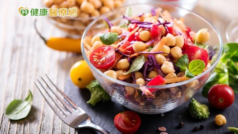 吃素的民眾應該加強每一餐的蛋白質來源攝取，尤其是吃全素的人，必須藉由多食用豆類製品來補充蛋白質。