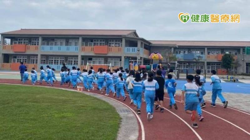 董氏基金會多年來持續於校園推廣運動紓壓方案，鼓勵兒童青少年將運動作為正向積極的紓壓方式，有效改善負面情緒，同時與教育部體育署合作進行校園運動紓壓方案，幫助學童養成達到每周課後運動150分鐘的習慣。