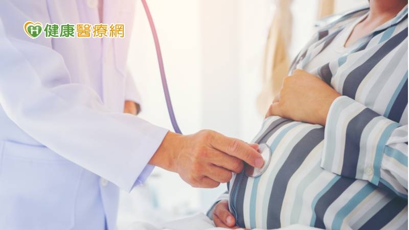 國民健康署補助年齡在34歲以上、經診斷或證明曾生育過異常兒、本人或配偶家族有遺傳性疾病史，或其他可能生育先天異常兒等高危險孕婦，只要在產檢醫院接受羊膜穿刺等產前遺傳診斷檢查，並填寫補助申請表，政府會提供5,000元產前遺傳診斷補助。