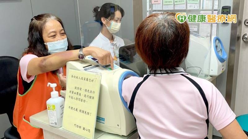 奇美醫學中心志工協助病人於看診前測量血壓